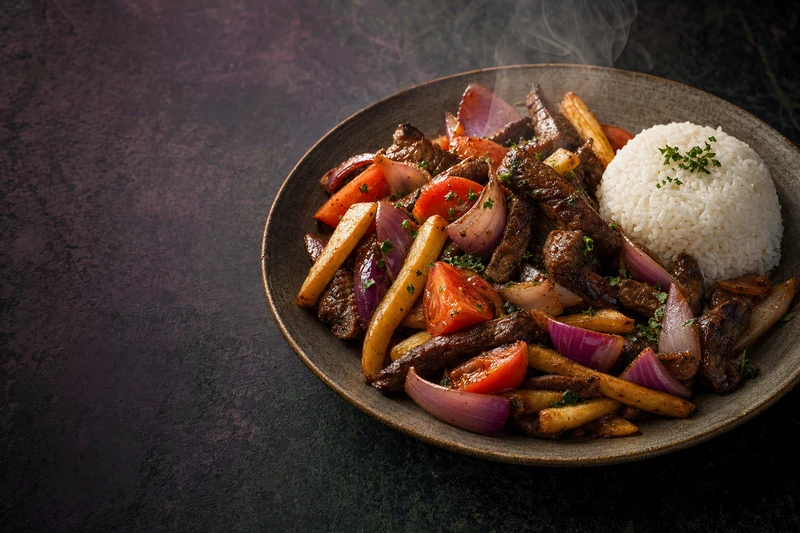 Lomo saltado recién salteado, con papas fritas mezcladas y una porción de arroz blanco al lado